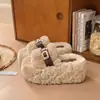 Chinelos externos versáteis para mulheres, com sola grossa, que aumentam a altura, fivela de cinto, novo estilo outono/inverno 2026, quentes, forrados com fleece, chinelos de algodão pelúcia para uso interno
