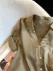 Camisa de Lino Verde con Cuello en V y Manga Corta Estilo Old Money para Mujer, Nueva Moda Verano 2026, Versión Coreana Adelgazante Camisa de Oficina
