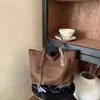 Bolsa Tote Casual de Grande Capacidade Feminina 2025 Novo Estilo de Inverno Nicho para o Trabalho de Mão Ombro Bolsa de Braço Retrô