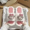 Adoráveis pantufas de pelúcia de desenho animado com solas macias, novo estilo outono/inverno 2026 feminino, confortáveis para usar em casa, design de calçar fácil, pantufas baixas fofinhas