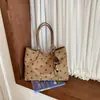 Bolsa tote de poá com design exclusivo e grande capacidade, simples e estilosa, adequada para o dia a dia, para usar no ombro ou debaixo do braço.