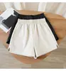 Shorts de couro femininos, nova coleção outono/inverno 2026, estilo coreano, versátil, caimento solto, efeito emagrecedor, couro PU, perna larga em A, cintura alta, calça bootcut