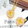 Tienda de Oro Mismo Estilo Dorado Antiguo Deslumbrante Diamante Amarillo Grande Cubo de Azúcar Colgante, Cadena para Clavícula de Diamantes Incrustados de Lujo Ligero