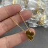 Colar V Trevo de Quatro Folhas Banhado a Ouro 18K Acessórios Femininos Versão Superior Madrepérola Branca Ouro Rosa Pingente Nicho Luxo Acessível