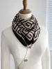 Lenço de Seda Estilo Coreano Quadrado Pequeno com Fecho Magnético, Lenço de Algodão e Seda para Mulheres, Adequado para Primavera, Outono e Inverno, Fecho Escondido Estiloso, Lenço Fino para Pescoço, Versátil e Elegante