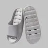 Sandalias y pantuflas simples con agujeros para el baño del hogar de las mujeres antideslizantes para uso en pareja masculinas para bañarse hotel casa de huéspedes pantuflas al por mayor