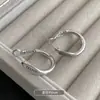 Pendientes de Plata con Letras Minimalistas Pendientes de Diseño Nicho para Mujeres Pendientes de Botón Estilo Genial Nuevos Pendientes Populares 2025