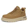 Botas de trabajo de corte bajo para hombre, adecuadas para primavera y otoño, con parte superior de piel, suela gruesa, características antideslizantes y resistentes al desgaste, diseñadas para uso en exteriores, y un estilo moderno y deportivo para ir al trabajo.