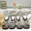Sandalias de verano populares para mujer estilo francés para usar al aire libre, nuevo modelo 2026, chanclas de cuña de suela gruesa estilo hada