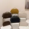 Bolsa de maquillaje amigable para viajar, minimalista y elegante con gran capacidad, color sólido, material de PU, cierre de cremallera y un asa para facilitar su transporte.