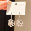 Brincos minimalistas de pétala de flor oca com zircônia, com um toque de luxo leve e de alta qualidade, brincos femininos únicos e versáteis