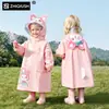 Impermeable infantil para niños y niñas, estudiantes de preescolar y primaria, diseñado para uso escolar, protección de cuerpo completo contra lluvia intensa, con compartimento para mochila, y con diseño de dibujos animados