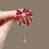 Broche de Borla de Circonita de Fuegos Artificiales Rojo Super Brillante para Mujer, Estilo de Gama Alta de Nicho, Broche Versátil de Moda y Elegante