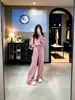Conjunto casual de sportswear para mulheres, com um design estiloso e jovial, perfeito para outono e inverno. Este conjunto versátil de duas peças inclui uma blusa de moletom de corte solto e calças de perna larga, oferecendo um visual sofisticado e moderno.