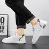 Zapatos blancos de suela gruesa para hombre, nuevo estilo, transpirables para verano, modernos, versátiles, zapatos casuales finos, zapatillas casuales de caña baja