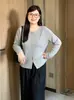 Top redondo para mujer de talla grande con borde enrollado y botones coloridos, cárdigan tejido para otoño 2026, cárdigan casual de corte holgado para mujeres de talla grande