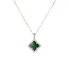 Set de flor de trébol de cuatro hojas en forma de diamante plateado para mujer: collar, pulsera, pendientes y anillo - juego de cuatro piezas de joyería de lujo ligero de alta gama