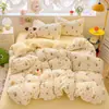 Conjunto de cama de algodão matelassê de quatro peças com capa de edredom estampada e lençol com elástico, estilo coreano, adequado para dormitórios estudantis, conjunto de cama de três peças