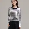 Camiseta de Manga Longa Tencel Lyocell com Adesivo na Nuca Listrada Color Block Preto e Branco Feminina Outono Nova Gola Redonda Versátil