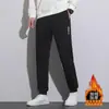 Calça masculina de inverno com forro de fleece, elasticidade em quatro direções, zíper lateral, múltiplos bolsos, cintura alta elástica, perna reta solta, calça esportiva