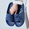 Sandalias tipo chancla de oso de dibujos animados simples con múltiples agujeros para drenaje, suaves y cómodas para hombres y mujeres, adecuadas para el uso diario y el lavado, disponibles en grandes cantidades
