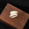 Anillo Geométrico de Superficie Curva con Circonita Abierto Brillante Exquisito Temperamento Elegante Lujoso de Gama Alta Moda Anillo de Nicho para Mujeres