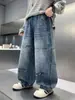 Calça de outono estilosa para meninos, nova coleção 2026, jeans infantil de tamanho grande com perna curva, calça comprida para primavera/outono, estilo cool e moderno, atacado