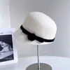 Chapéu de Lã Estilo Chanel Vintage para Equitação Feminina, Moda de Inverno Chapéu Elegante Octogonal com Pompom e Laço Bico de Pato