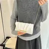 La popular bolsa cuadrada pequeña fresca de mano de este año para mujer, nuevo estilo de otoño 2026, color liso, fruncida, bandolera única, bolsa cruzada con cadena
