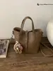 Bolso de mano de cubo estilo nuevo para invierno 2025, bolso cesta elegante de gran capacidad, bolso de hombro cruzado retro personalizado