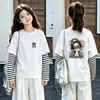 Camiseta de manga larga a rayas para niña, colección primavera/otoño, nuevo estilo 2026, camiseta interior de algodón puro de moda para niños, top de capa interior para niñas