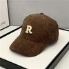 Gorra de pana con letra R para pareja, gorra de béisbol para hombre y mujer, gorra coreana de moda para cabeza grande, todo para combinar, otoño e invierno, venta al por mayor