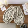 Calças casuais de verão para meninos e meninas, estilosas, personalizadas, da moda, estilo coreano, para bebês e crianças, anti-mosquito, tie-dye com letras, punhos elásticos, calças tipo lanterna