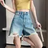 Shorts de mezclilla rotos con dobladillo irregular deshilachado para mujer, verano 2026, delgados, línea A, holgados, estilo Hong Kong, callejeros, que cubren la cadera, hot pants