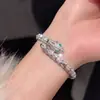 Pulsera de Serpiente de Diamantes Completos de Lujo Ligero para Mujer Pulsera Abierta Ajustable en Forma de Serpiente Ojos Esmeralda Joyería de Mano de Alta Gama