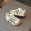 Tênis Esportivo Masculino Outono 2026 Novo Estilo Sapatos Casuais de Couro Femininos Sapatos para Bebês e Crianças Pequenas Leves Solado Macio Tênis de Corrida