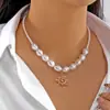 Cadena de Clavícula Imitación Perla Retro Versátil de Gama Alta Personalizable Estilo Lujo Accesible Patrón Geométrico Colgante de Disco Collar para Apilar