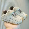 Zapatillas casuales cómodas para niñas, nueva colección otoño 2026, diseño de encaje de lunares, estilo coreano, con cierres de velcro, adecuadas para usar en interiores