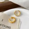 Colección de Pendientes de Lujo Minimalistas Europeos y Americanos Versátiles en Oro Cepillado para Mujer, Adecuados para el Uso Diario y los Viajes al Trabajo, con un Ambiente Elegante y Único