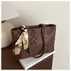 Bufanda de Seda de Moda Decoración 2025 Estilo Nuevo Simple Diaria para el Trabajo y el Viaje Casual Bolso Tote de Gran Capacidad a la Moda para Mujeres