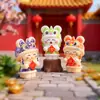 Itens Quentes de Venda de Ano Novo: Decorações de Dança do Leão e Gato da Sorte para o Festival da Primavera, Presentes para Estudantes, Miniaturas Fofas de Resina, Enfeites de Mesa da Moda