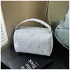 Bolsa Quadrada Pequena com Alto Apelo Estético, Bolsa Portátil para Armazenamento de Artigos de Higiene Pessoal e Cosméticos de Viagem, Bolsa Versátil com Padrão de Bolinhas e Estrelas de Nicho