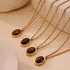 Colar com pingente de design retrô francês simples e personalizado estilo Maillard com pedra olho de tigre incrustada, aço titânio banhado a ouro