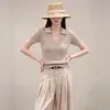 Top de punto fino hueco con cuello en V de manga corta estilo francés old money para mujer, polo casual de verano, elegante top de seda helada