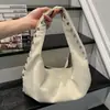 Bolso de mano de nicho con tachuelas estilo coreano transfronterizo para mujer 2026, bolso de hombro de gran capacidad para el uso diario, bolso de axila
