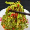 Verduras encurtidas de chile crujientes y tiernas, un delicioso acompañamiento, aperitivo picante embotellado, verduras de algas listas para comer, verduras encurtidas, chiles crujientes, especialidad de Hunan