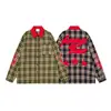Camisa de manga larga a cuadros azul marino para hombre con cuello rojo, con un diseño de estilo callejero punk oscuro con parches de llamas y estrellas, y un corte holgado.