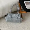 Bolsa Feminina 2026 Primavera Nova Casual Textura Tendência Cool Menina Apimentada Personalidade Rebite Motocicleta Ombro Único Transversal Sob o Braço Baguete