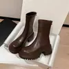 Botas Chelsea Plataforma com Salto Grosso para Mulheres, Estilo Britânico, Novas Botas Elásticas Emagrecedoras Outono/Inverno 2025, Botas de Cano Curto Marrons para Mulheres Baixas