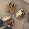 Zapatos de mujer tipo mocasín peludos, colección otoño/invierno 2026, estilo retro, con acabado de gamuza, forro de felpa para abrigar y un diseño cómodo y fácil de usar, similares a las sandalias Birkenstock
